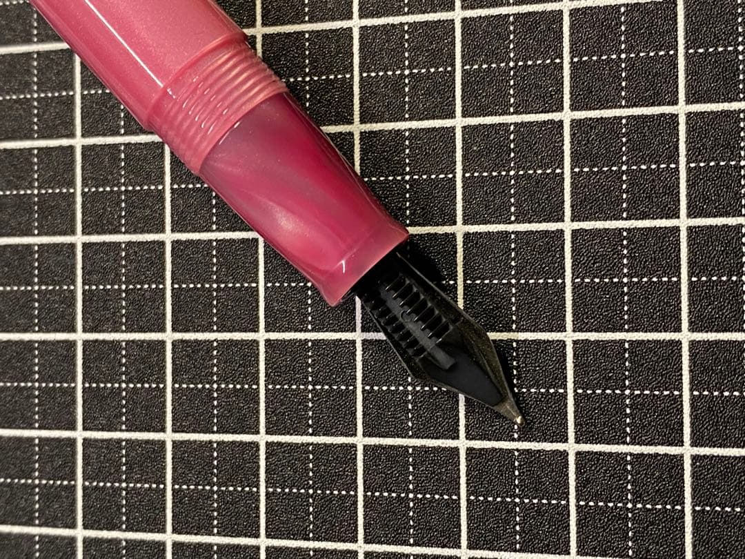 Delta Vintage Pink Fountain Pen F nib Includes box, ink, used | Suadpens