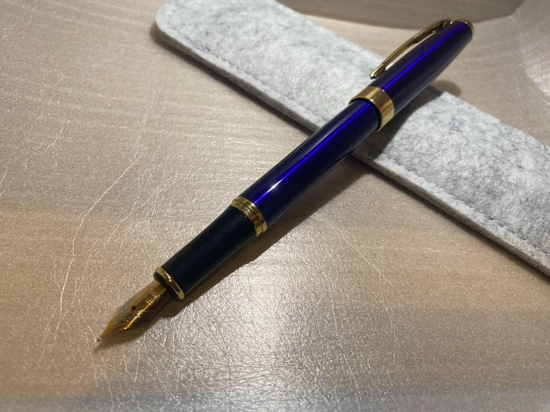 Limited Fountain Pen 03 in Stainless Steel, Gold Accents, Smooth Writing | Suadpens