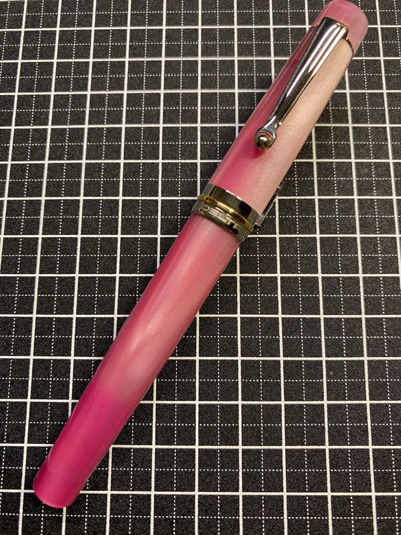 Delta Vintage Pink Fountain Pen F nib Includes box, ink, used | Suadpens