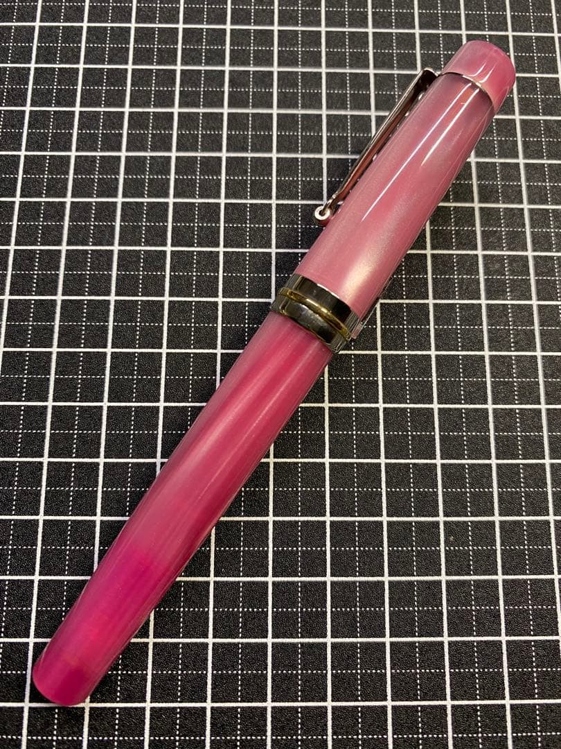 Delta Vintage Pink Fountain Pen F nib Includes box, ink, used | Suadpens