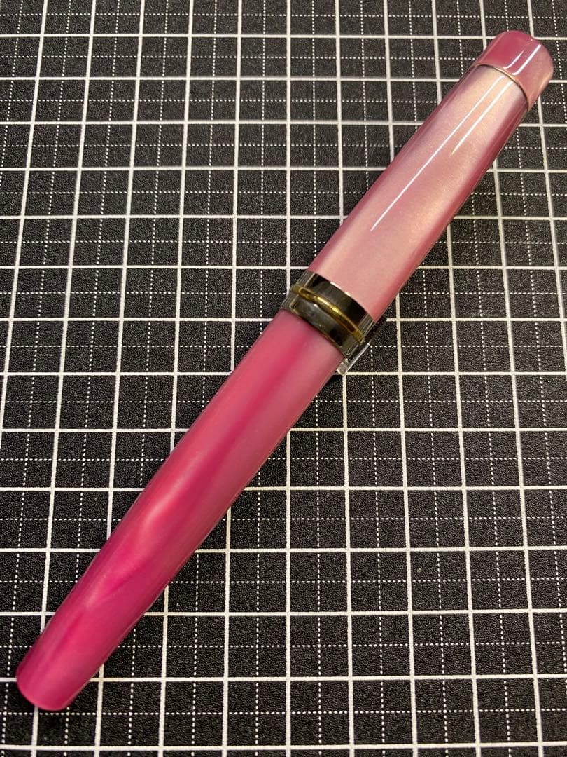 Delta Vintage Pink Fountain Pen F nib Includes box, ink, used | Suadpens