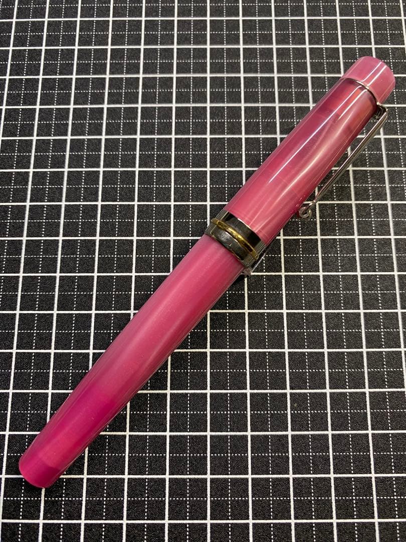 Delta Vintage Pink Fountain Pen F nib Includes box, ink, used | Suadpens