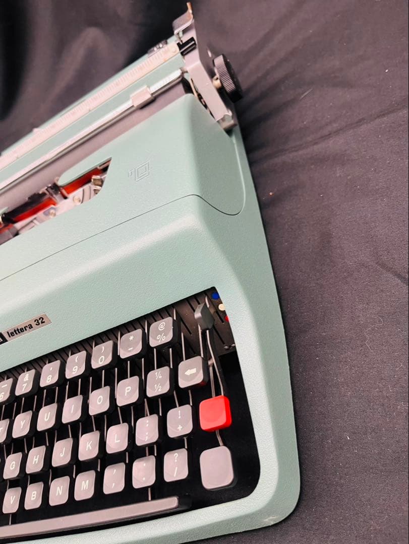 Olivetti Lettera 32 Typewriter Retro Showa Used Collectible 13" | Suadpens