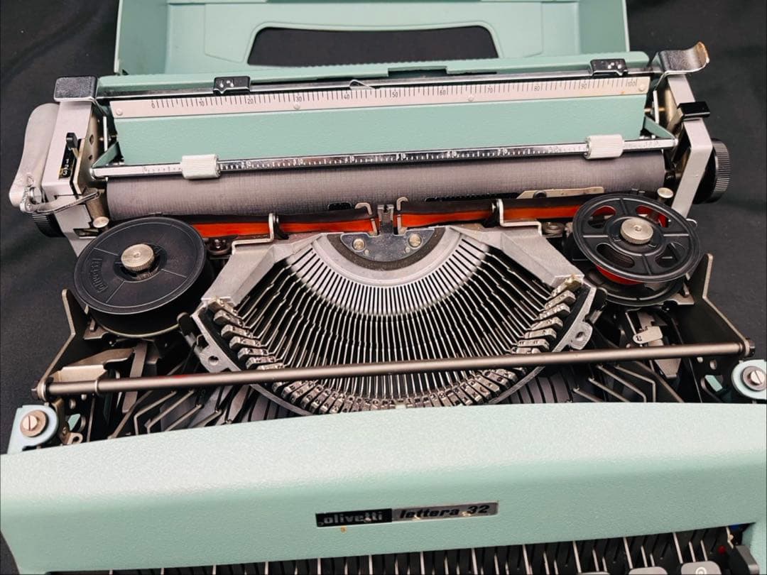 Olivetti Lettera 32 Typewriter Retro Showa Used Collectible 13" | Suadpens