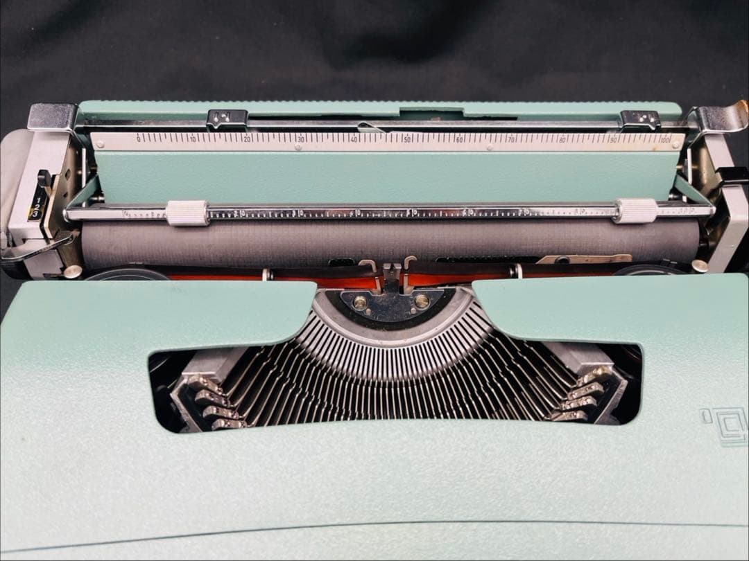 Olivetti Lettera 32 Typewriter Retro Showa Used Collectible 13" | Suadpens