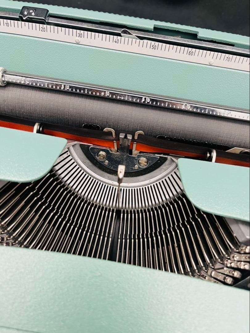 Olivetti Lettera 32 Typewriter Retro Showa Used Collectible 13" | Suadpens