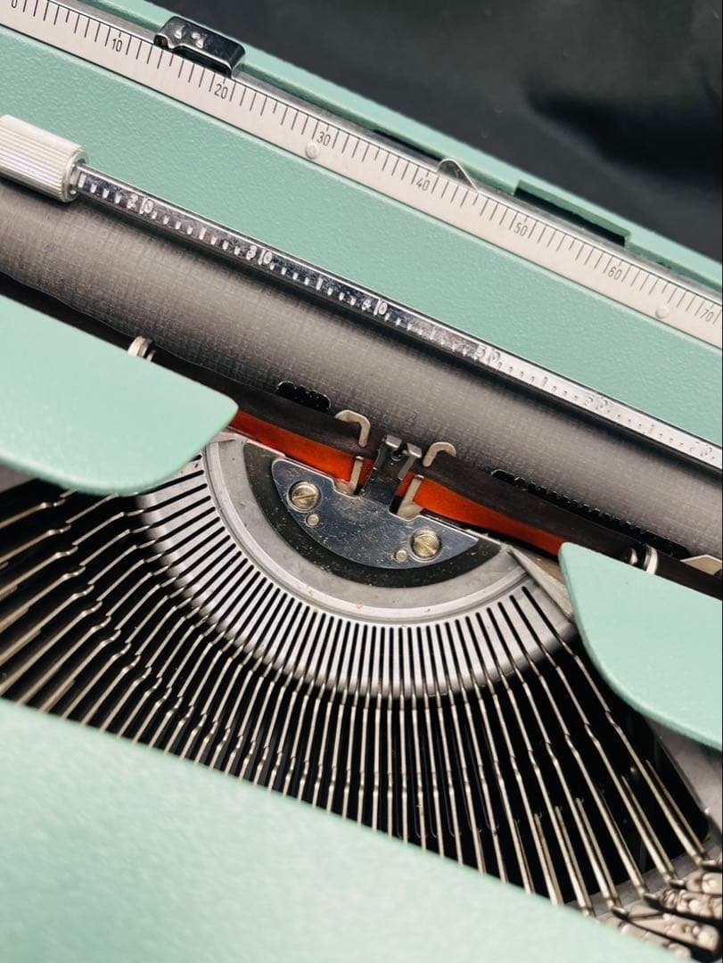 Olivetti Lettera 32 Typewriter Retro Showa Used Collectible 13" | Suadpens