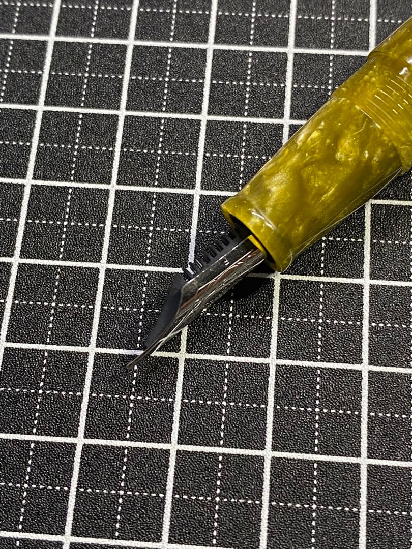 Delta Vintage Acid Green Fountain Pen F Nib, With Box & Ink, Used | Suadpens