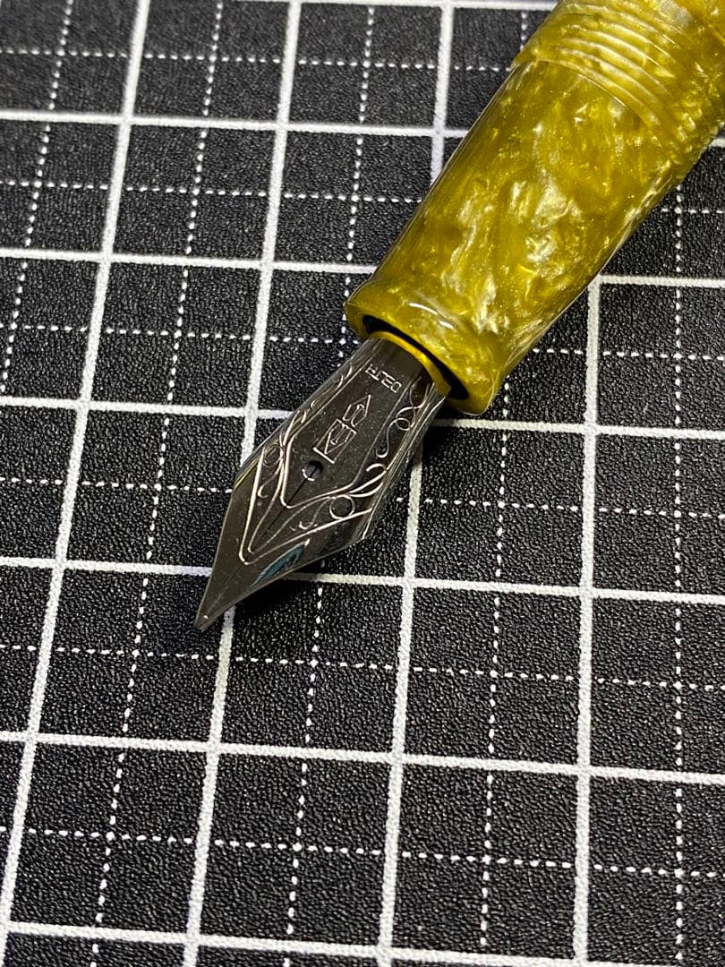 Delta Vintage Acid Green Fountain Pen F Nib, With Box & Ink, Used | Suadpens