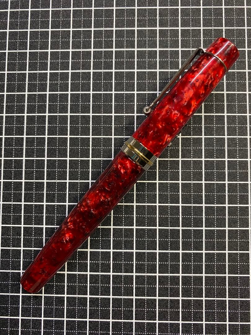 Delta Vintage Collection Red Fountain Pen Medium Nib, with box & ink, Used | Suadpens