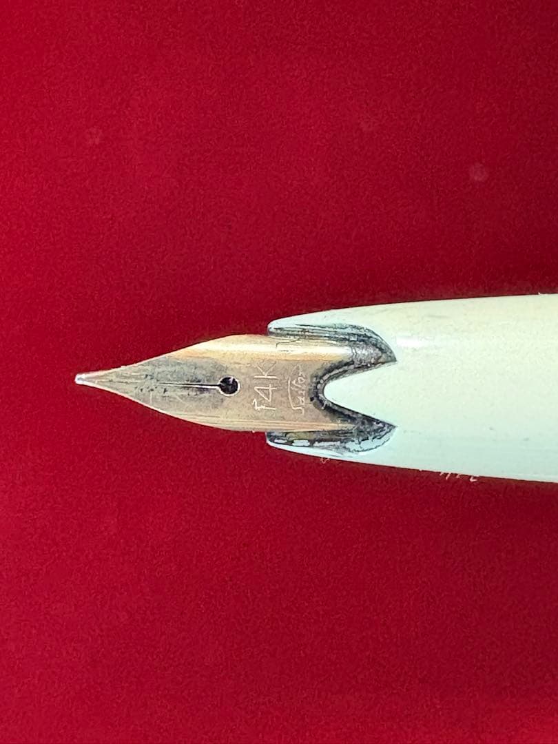 White fountain pen 14k gold nib, elegant & simple, cap included, used | Suadpens