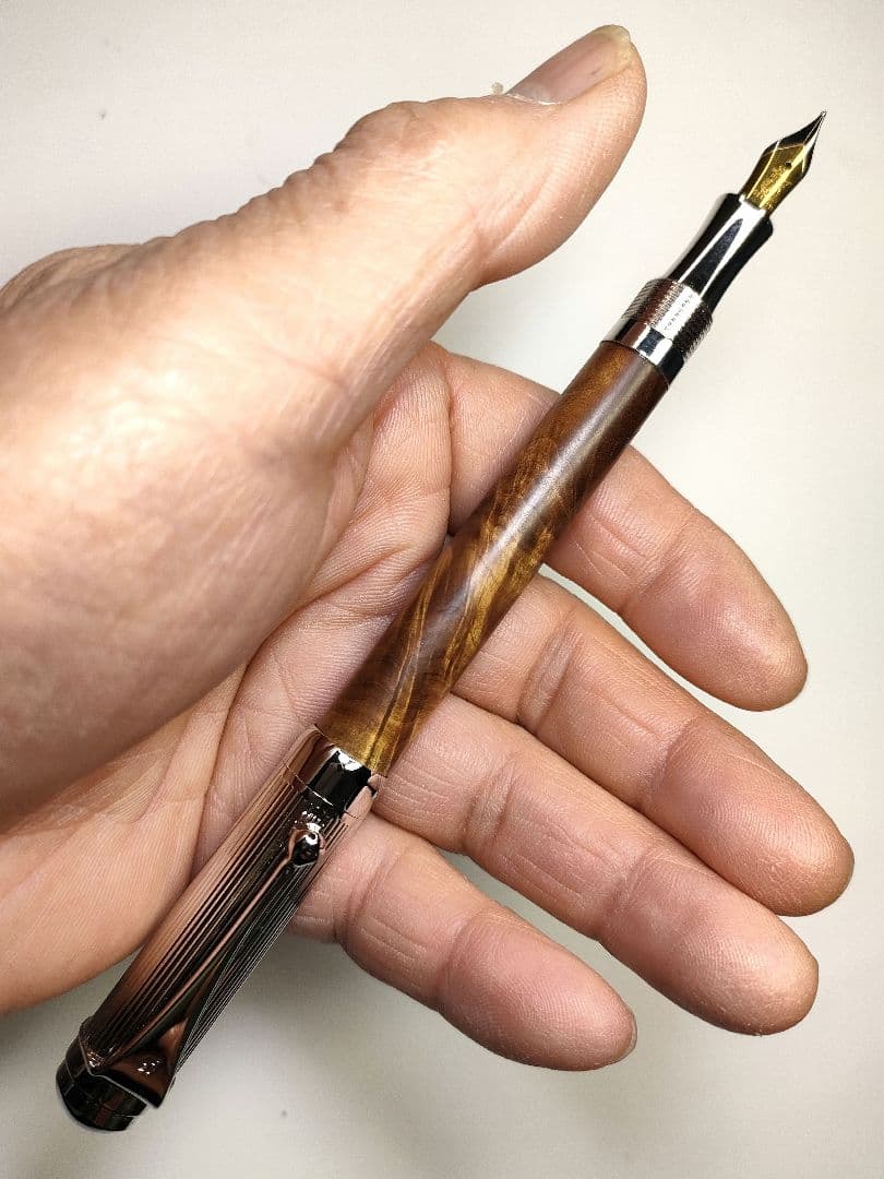 Sandalwood Handcrafted Fountain Pen, Elegant Grain, Used | Suadpens