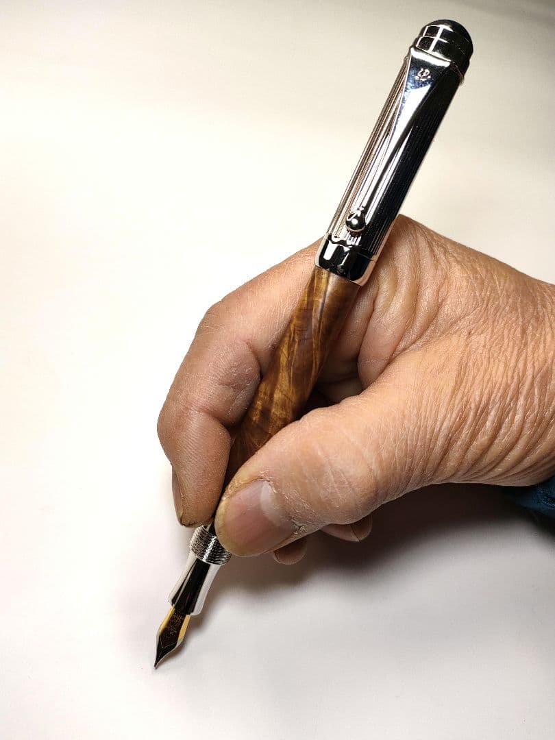 Sandalwood Handcrafted Fountain Pen, Elegant Grain, Used | Suadpens