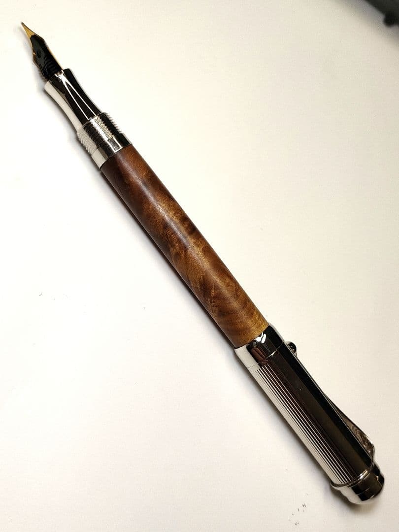 Sandalwood Handcrafted Fountain Pen, Elegant Grain, Used | Suadpens