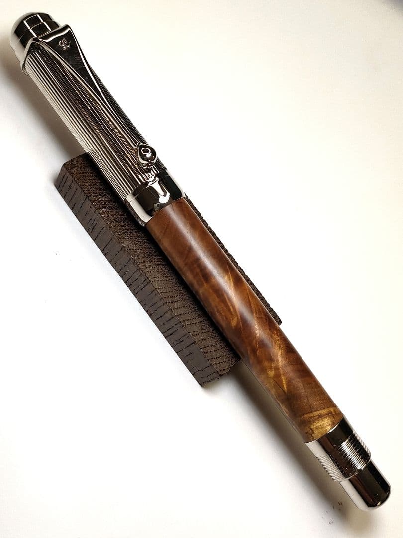 Sandalwood Handcrafted Fountain Pen, Elegant Grain, Used | Suadpens