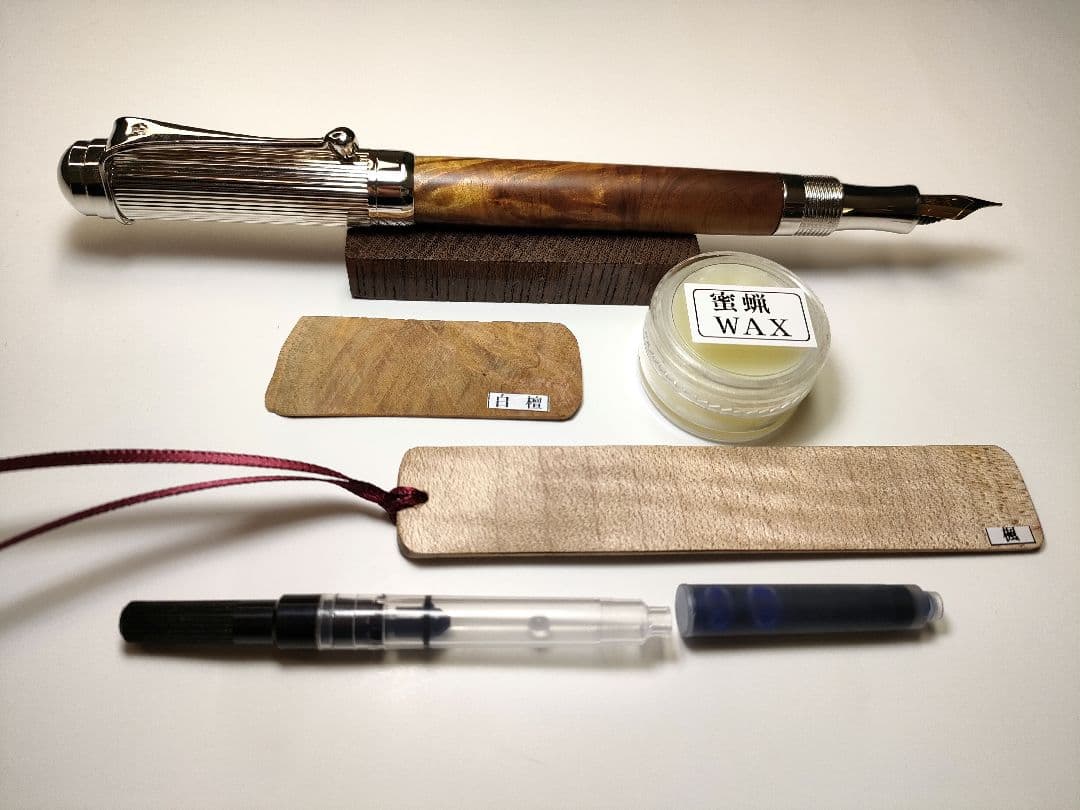 Sandalwood Handcrafted Fountain Pen, Elegant Grain, Used | Suadpens