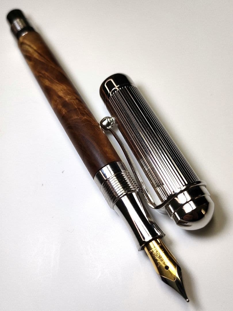 Sandalwood Handcrafted Fountain Pen, Elegant Grain, Used | Suadpens