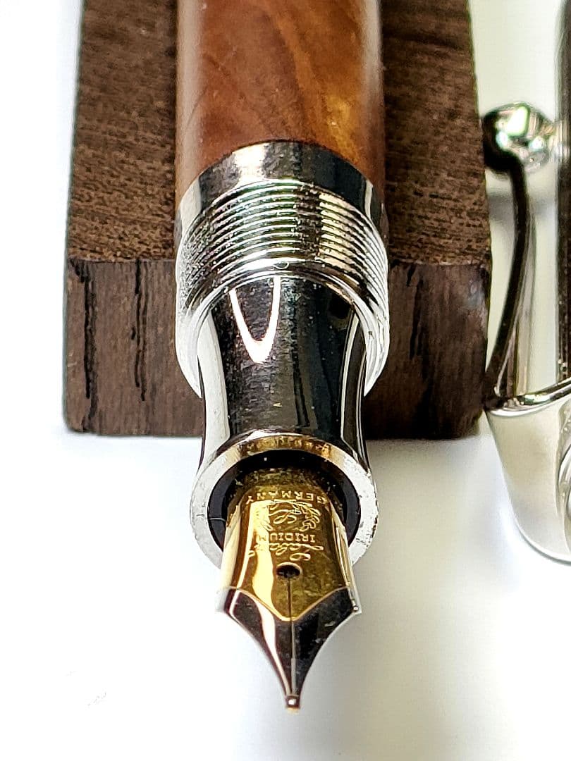 Sandalwood Handcrafted Fountain Pen, Elegant Grain, Used | Suadpens